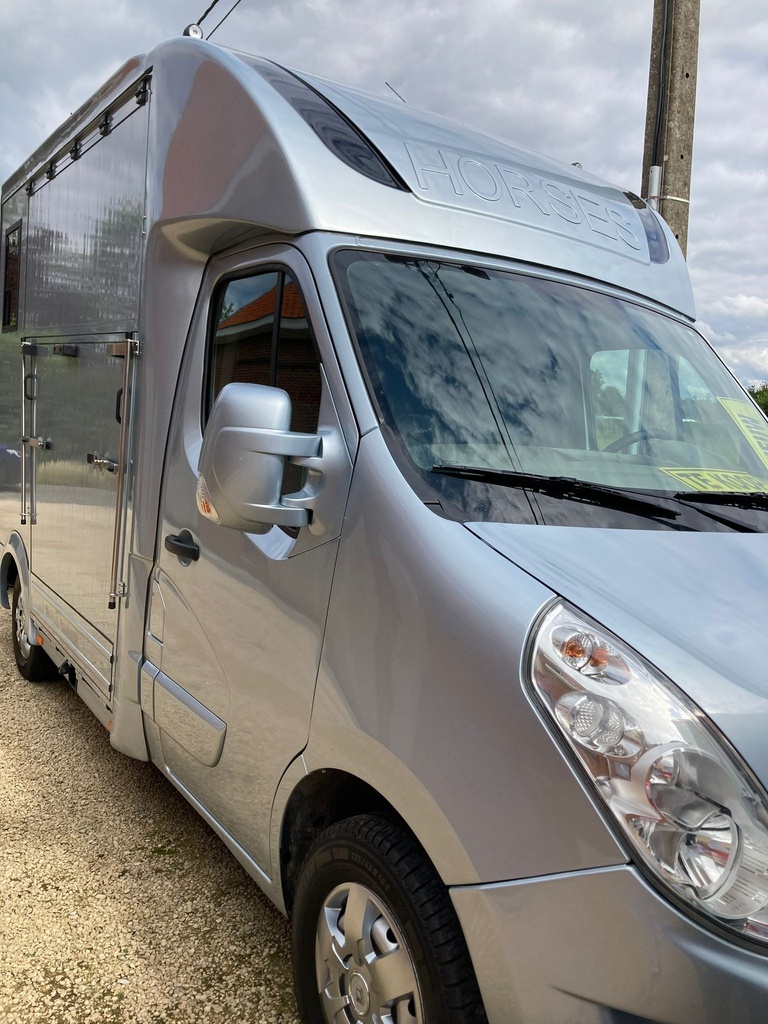 Véhicule de transport pour chevaux